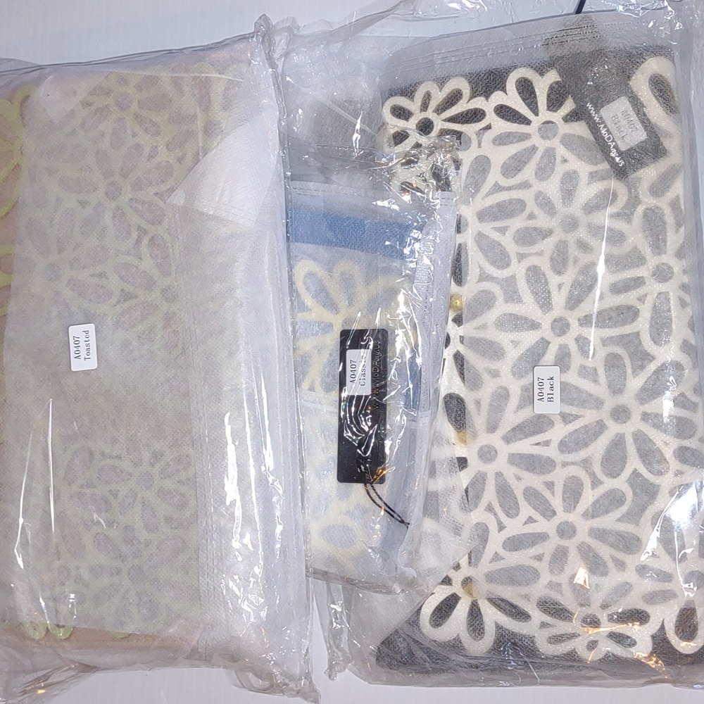 MoDA of NY LaserCut Daiseys 2 In 1 Clutch Or Shoulder Bag - Picture 9 of 9